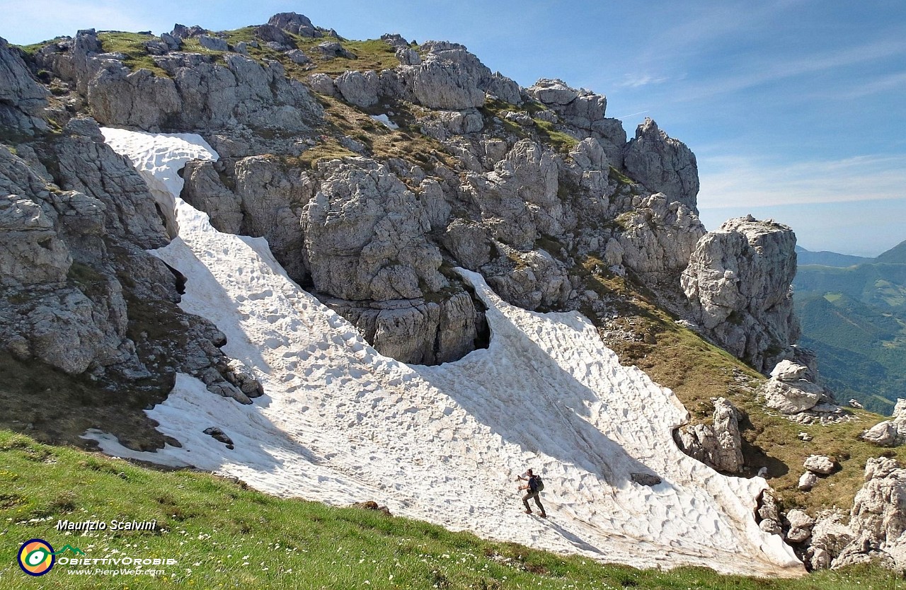 13 Salgo tra prati, roccette e neve....JPG